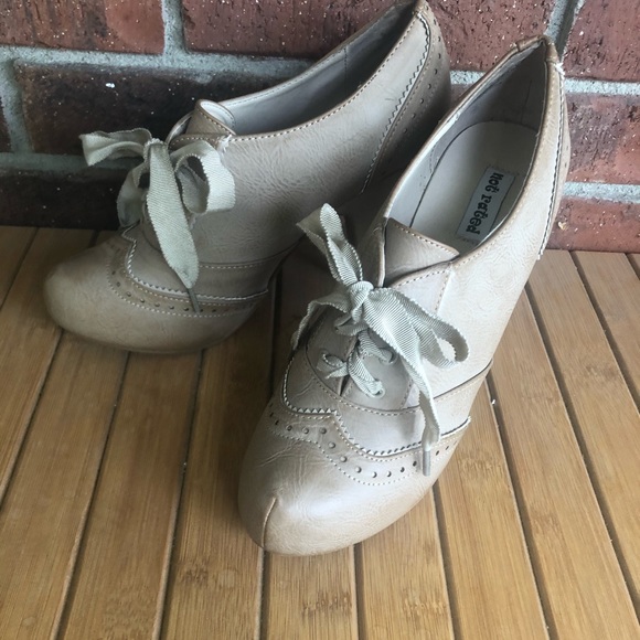 Lace-up Vintage Cutout Women’s Heeled Oxford - Picture 5 of 5